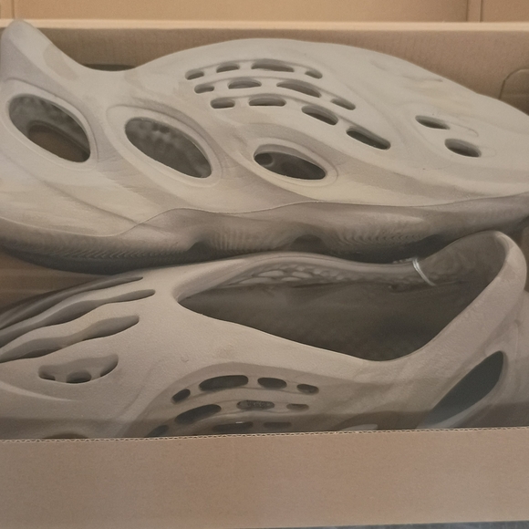 Yeezy Foam RNR Box - Picture 1 of 2